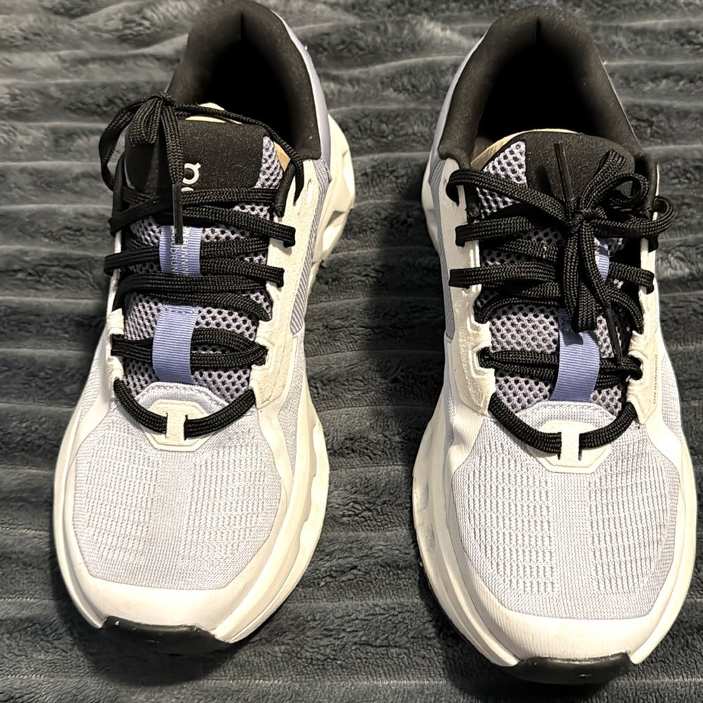 These On Cloud sneakers are in their original box and have only been worn once.